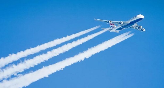 بالفيديو.. هيئة الطيران تكشف حقيقة الخطوط البيضاء الصادرة من الطائرات