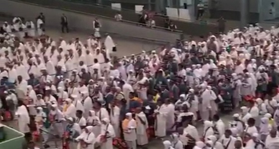 لحظة دخول حجاج إندونيسيون مطار جدة ” فيديو “