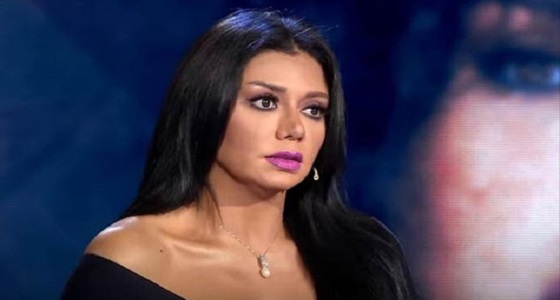 رانيا يوسف تحظر لاعب شهير غازلها لارتدائها فستان قصير وعاري
