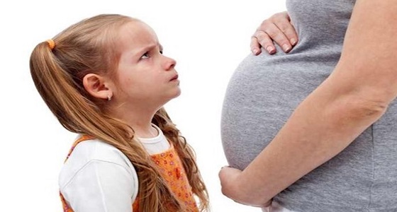 ” المسؤولية “..طرق التعامل مع غيرة الأطفال من المولود الجديد