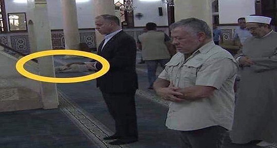 بالصورة..شخص نائم بالمسجد خلال زيارة ملك الأردن يشغل الرأي العام