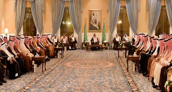 بالصور.. أمير تبوك يلتقي أهالي المنطقة في جلسته الأسبوعية