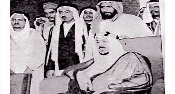 صورة تاريخية نادرة تجمع الملك سعود وعدد من قيادات المملكة عام 1954