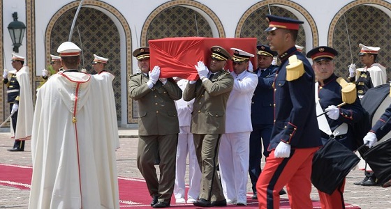 بالفيديو.. رئيس تونس المؤقت يودع &#8221; السبسي &#8221; بالدموع