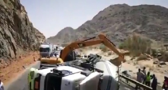 انقلاب شاحنة يغلق الطريق السريع الرابط بين بيشة وخميس مشيط