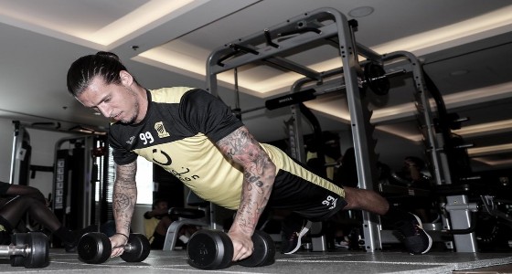 بالصور.. لاعبو الاتحاد يؤدون التدريبات الصباحية في معسكر دبي