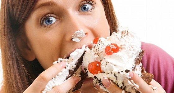 أبرزها الحلويات واللحوم المشوية .. أطعمة لا يُنصح بتناولها في الصيف