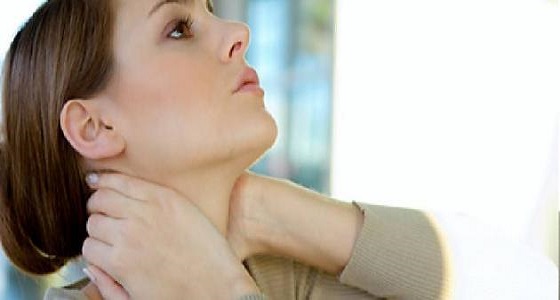 عادات يومية تسبب آلام الرقبة ونصائح هامة لتجنبها