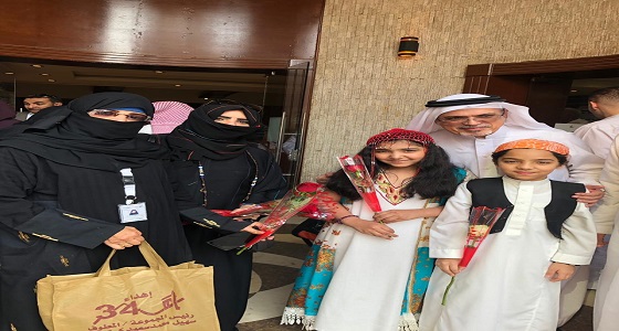 بالصور.. استقبال حجاج مصر بالورد والهدايا