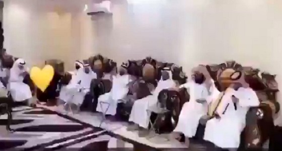 بالفيديو.. مواطنة تتوسط 40 من أبنائها وأحفادها في جلسة أسبوعية لتلاوة القرآن