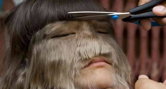 بالصورة.. تغير مفاجئ للفتاة التي يغطي الشعر وجهها وماحدث لها خارج التوقعات