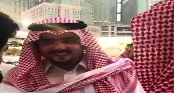 بالفيديو.. الأمير عبدالعزيز بن فهد يتعهد بتوظيف شابين استوفقاه في مكة 