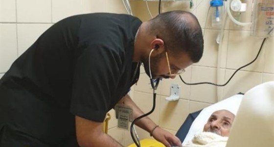 صورة لشاب طبيب يعالج جده المريض تأسر القلوب
