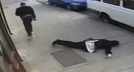 رجل يكسر يد فتاة ويمزق ملابسها لوقوف سيارتها بشكل خاطئ