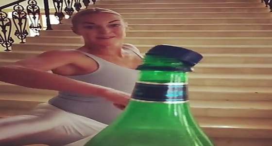 بالفيديو.. راقصة باليه شهيرة تنجح في ” تحدي غطاء الزجاجة ” بركلة واحدة