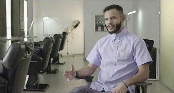 بالفيديو.. قصة نجاح شاب احترف مهنة &#8221; الحلاقة &#8221; رغم اعتراض أهله