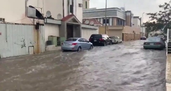 بالفيديو.. السيول تجتاح شوارع خميس مشيط