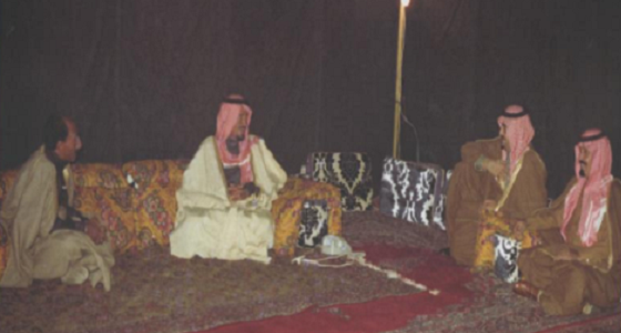 صورة تاريخية تجمع 3 ملوك والرئيس المصري الراحل السادات في الرياض