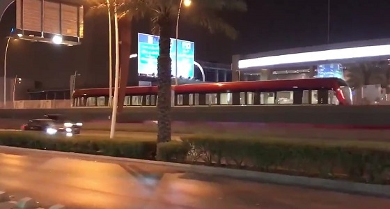 بالفيديو.. قطار الرياض في رحلة تجريبية على المسار الأحمر بطريق الملك عبدالله 