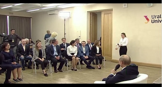 بالفيديو .. إغماء طالبة جامعية خلال اجتماع مع ” بوتين “