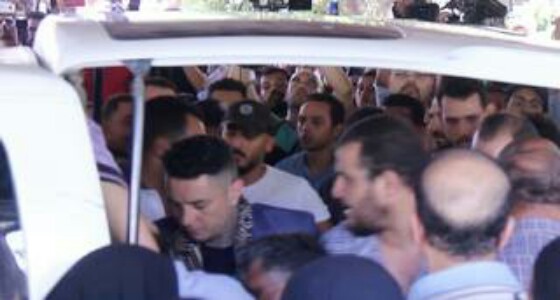 بالفيديو.. انفعال أحمد الفيشاوي على المتواجدين بعزاء والده