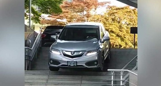 فيديو خطير لسيدة تقود سيارتها على الدرج