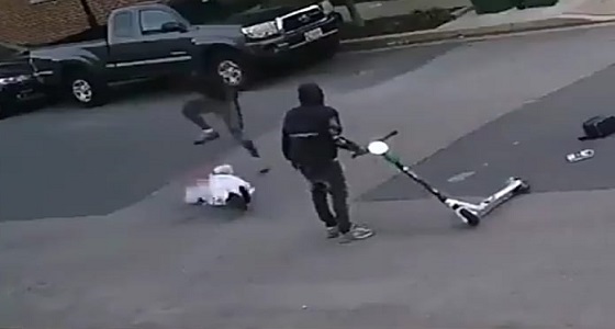 بالفيديو.. مسلم مسن يتعرض لاعتداء وحشي بدولة أجنبية