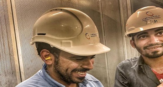 بالصورة.. ابتسامة عمال &#8221; السعودية للكهرباء &#8221; في درجة حرارة 70