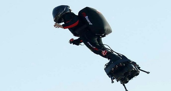 الوقود يتسبب بسقوط رجل ” اللوح الطائر ” في القنال الإنجليزي 