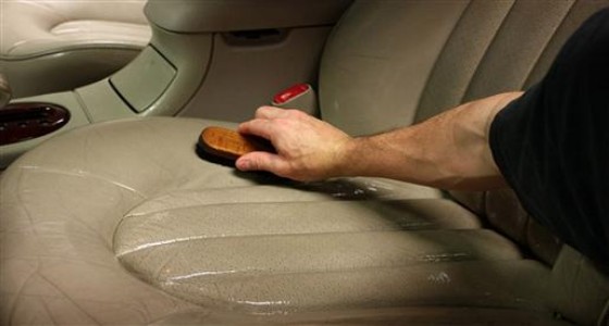 بالصور.. خطوات بسيطة لإزالة البقع من جلد مقاعد السيارة