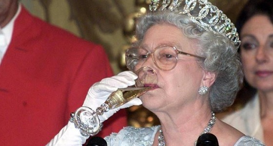 ملكة بريطانيا تأخذ معها عينة من الدم أثناء رحلاتها