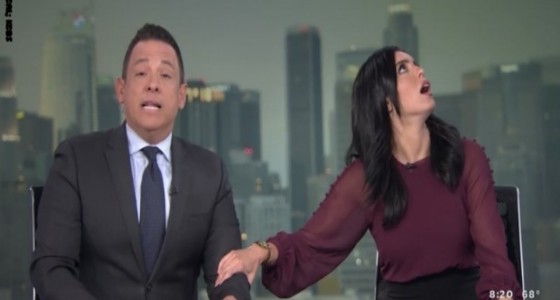 بالفيديو.. اختباء مذيعين لنشرة أخبار أسفل الطاولة بسبب زلزال كاليفورنيا