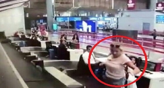 بالفيديو.. امرأة ترتكب خطأ قاتل خلال سفرها لأول مرة