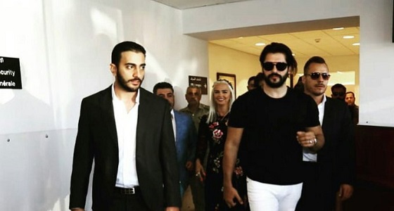 بالفيديو.. ممثل تركي شهير يتسبب في تدافع وحالات إغماء بلبنان 