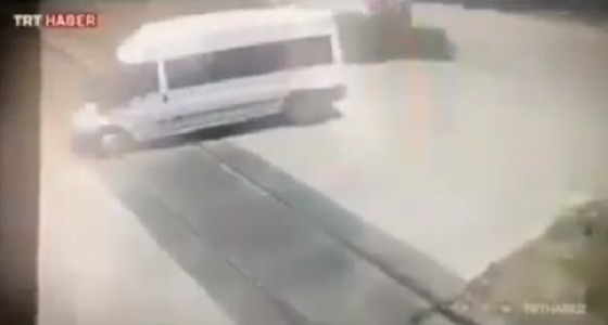 بالفيديو.. سائق تركي يرتكب جريمة بشعة في حق 14 لاجيء سوري
