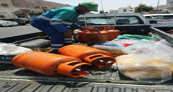 بالصور.. إغلاق مطعم وإتلاف ٤٠ كيلو مواد مجهولة المصدر بجدة