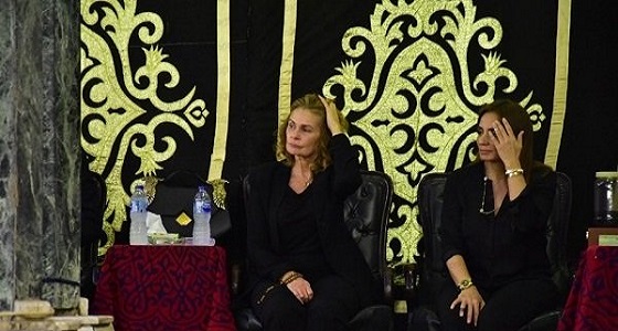 &#8221; يسرا &#8221; تنفعل على صحافية أثناء تغطيتها لعزاء والدتها