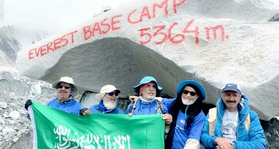 بالصور.. نجاح مجموعة من كبار السن في الصعود لقمة إيفرست