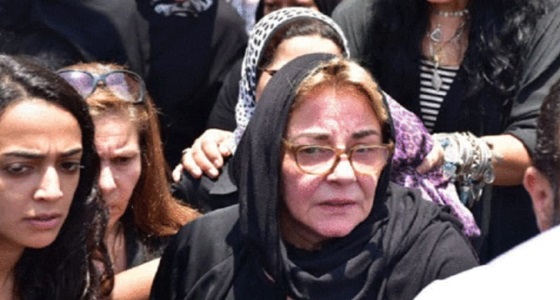 بالفيديو.. لحظة انهيار مها أبوعوف أثناء تشييع جثمان شقيقها الراحل 