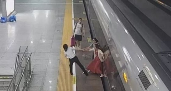 بالفيديو.. سيدة تحاول إيقاف قطار سريع بقدمها للذهاب إلى عملها