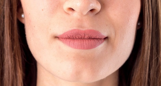 6 عادات شائعة تسبب ظهور الخطوط حول الفم.. تجنبيها فورا