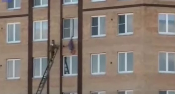 بالفيديو.. إنقاذ سيدة بأعجوبة علِقت قدمها في النافذة عقب سقوطها