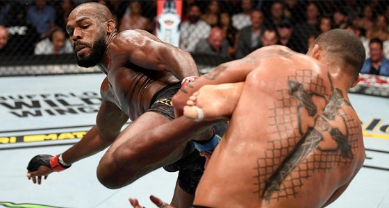 شاهد خروج مصارعين على كراسي متحركة من الحلبة بعد نزال مروع