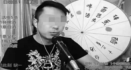 وفاة ” مدون ” خلال أكله للحشرات السامة ببث مباشر