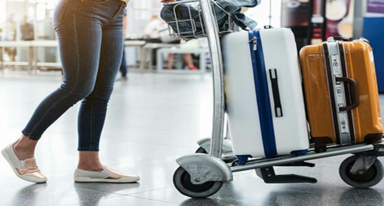 مسافرين يلجأون لحيل مضحكة لتجنب رسوم الوزن الزائد للأمتعة