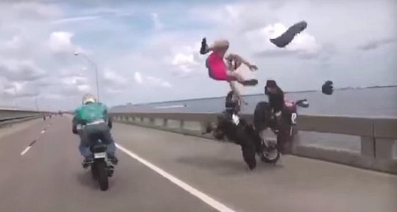 بالفيديو.. حادث مروع لسائق دراجة نارية يطير في الهواء