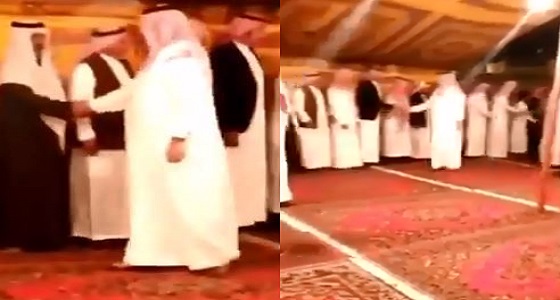 بالفيديو.. أمير عسير يؤدي سنة العزاء لأسرة صادفها على طريقه