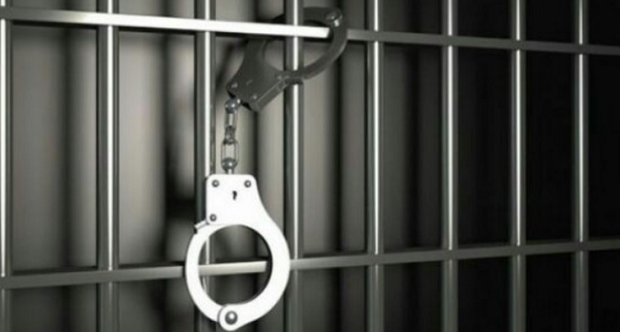 مضاربة بين 3 أشخاص سكارى للفوز  بـ ” فتاة حسناء “