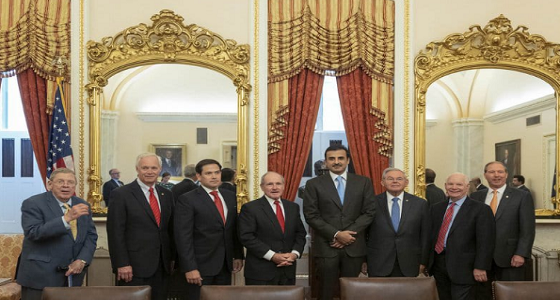 معلومات عن السيناتور الذي التقي تميم في  مقر إقامته بأمريكا ويقود حملة ضد المملكة 