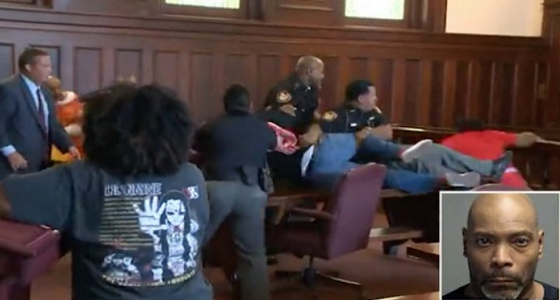 شقيقان يهاجمان قاتل والدتهما داخل المحكمة